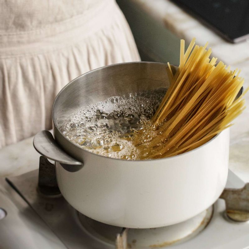 끓는 물 1리터에 소금 1/2큰술을 넣고 페투치네면을 넣어 삶아주세요. 면 삶은 물인 면수 1/2컵은 버리지 말고 따로 준비해주세요.(페투치네면의 기본 삶는 조리시간보다 1분정도 짧게 삶아주세요.)