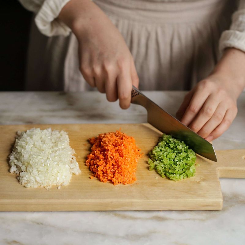 샐러리는 섬유질을 제거하고 잘게 다지고 양파와 당근은 깨끗이 씻어 잘게 다져주세요. 토마토는 끓는 물에 살짝 데쳐 껍질을 벗기고 꼭지부분의 단단한 부분을 제거한 후 잘게 다져 준비해주세요. (야채를 푸드 프로세서에 넣고 곱게 갈아 사용하셔도 돼요)