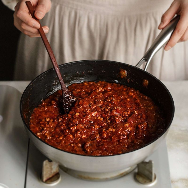 팬에 라구소스를 넣고 볶다가 삶은 페투치네면을 넣어 골고루 저어가며 볶아주고 마지막에 약간의 올리브유를 넣어 버무린 후 불을 꺼주세요.(파스타의 농도는 면수를 넣어 조절해주세요.)