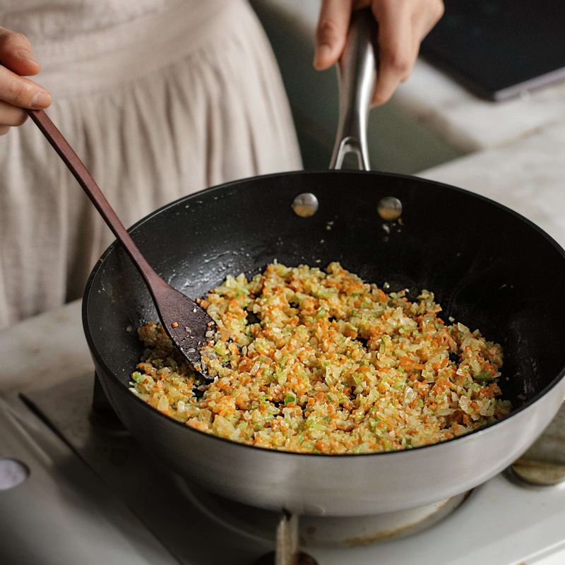달군 팬에 버터를 넣고 다진 야채와 다진 마늘을 넣어 5분 정도 볶다가 고기(다짐육)을 넣은 후 약간의 소금, 후춧가루를 넣어 밑간하고 덩어리지지 않게 풀어가며 볶아주세요.