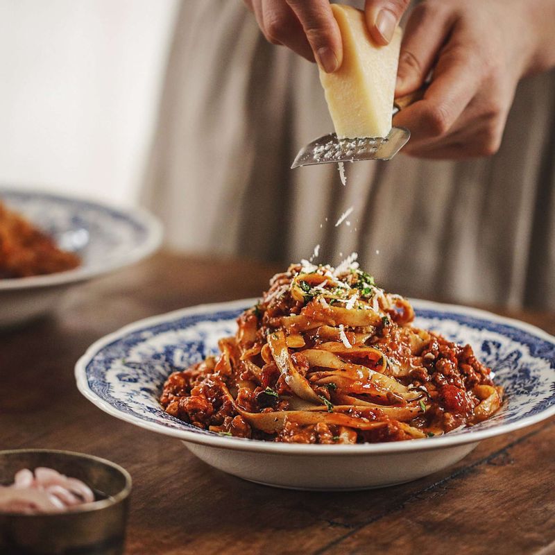 접시에 라구파스타를 담고 기호에 따라 그라나파다노치즈 (또는 파르메산치즈, 파슬리가루)을 뿌려주세요.