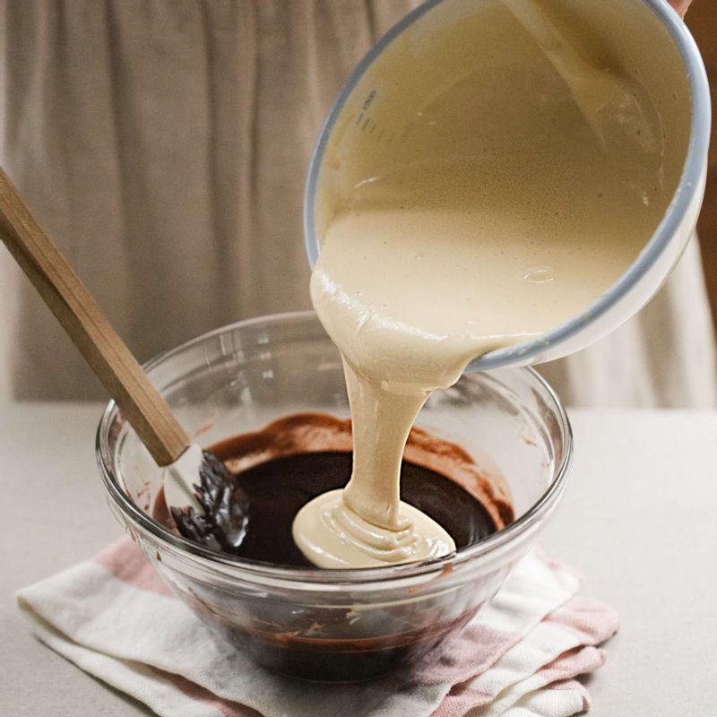 녹여둔 초콜릿에 넣어 가볍게 섞어주세요.