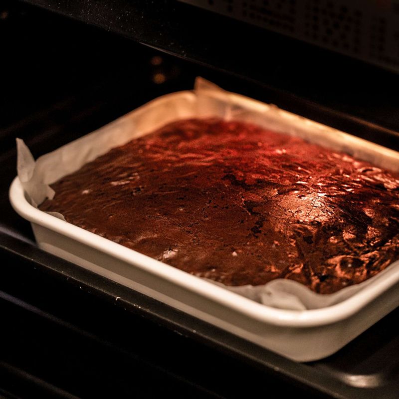 170도로 예열한 오븐에서 30분 정도 구워주세요. 틀에서 꺼내 식힌 후 먹기 좋은 크기로 잘라주세요.