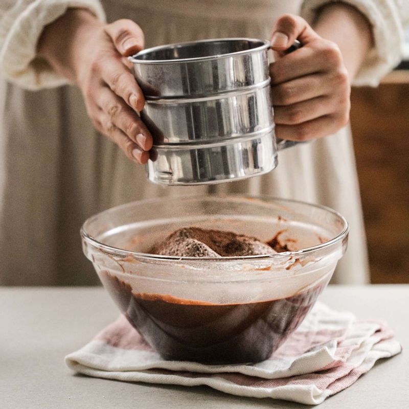 중력분, 코코아파우더, 소금을 체 쳐서 넣어 섞어주세요.