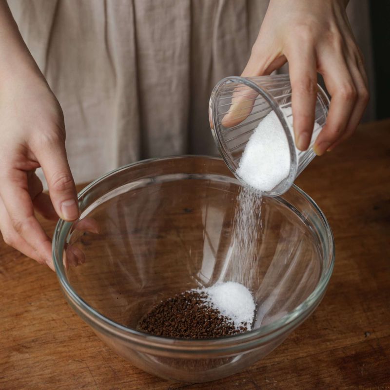 볼에 인스턴트 커피와 설탕을 넣어주세요.