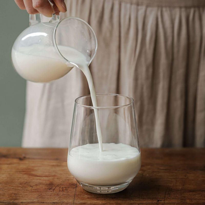 컵에 우유를 담고 그 위에 완성된 크림을 올려주세요.