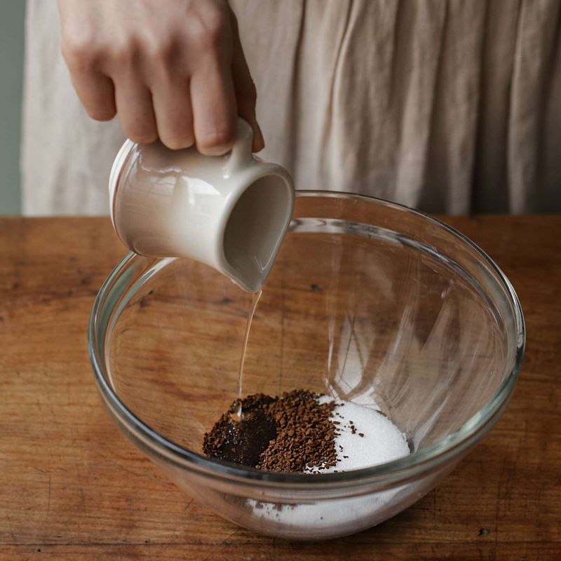 따뜻한 물을 조금씩 넣어가며 핸드 믹서 고속 단계로 5분간 휘핑해주세요.