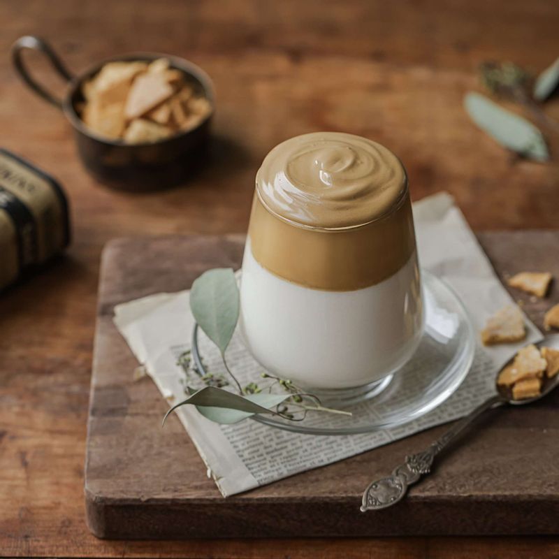 크림과 우유를 충분히 섞어 맛있게 즐겨주세요.
(tip: 기호에 따라 시나몬 가루를 뿌리거나, 달고나를 잘게 부숴 올려 먹으면 더욱 달콤한 달고나 라떼를 즐기실 수 있어요.)