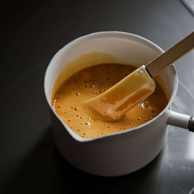 분량의 베이킹 소다를 넣은 후 빠르게 저어주세요.