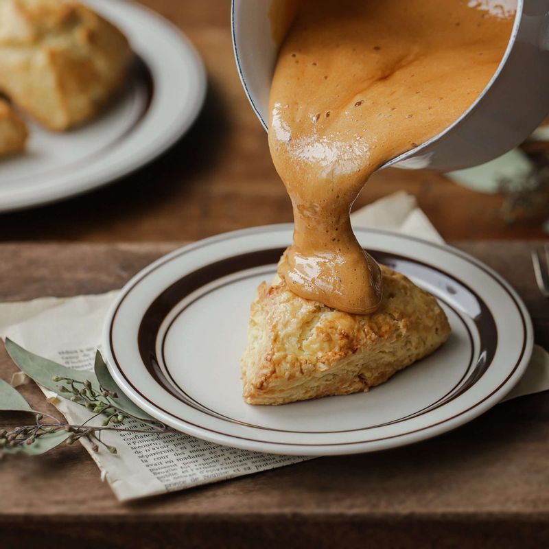 완성된 스콘 위에 달고나를 얹어 맛있게 즐겨주세요.