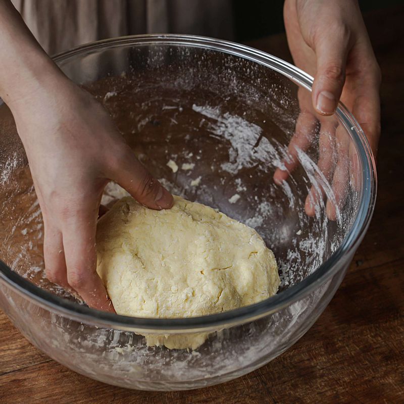 비닐이나 랩에 씌워 냉장고에 30분 정도 휴지시켜주세요.