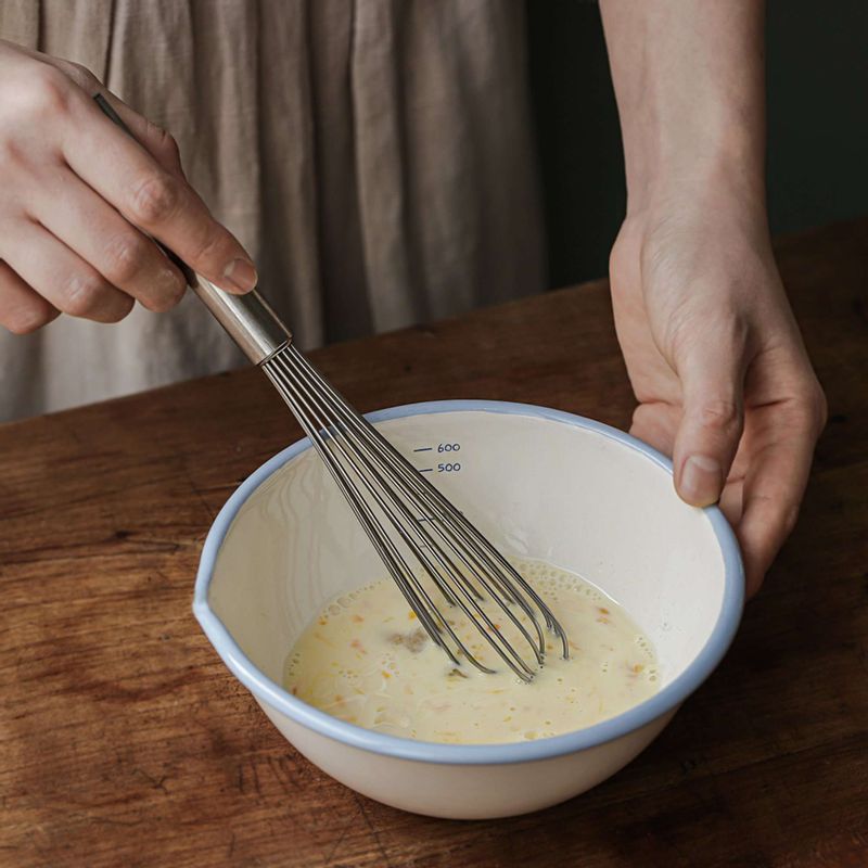 우유와 달걀을 섞은 후 1큰술은 따로 빼주세요. 반죽이 보슬보슬한 상태가 되면 달걀물을 넣고 스크래퍼나 포크로 반죽을 섞다가 손으로 반죽을 뭉쳐 한덩이로 만들어주세요.