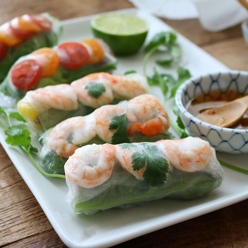 다진 홍고추와 청양고추를 피시소스에 넣어 섞어주고 스위트칠리소스, 땅콩소스와 함께 내주세요.