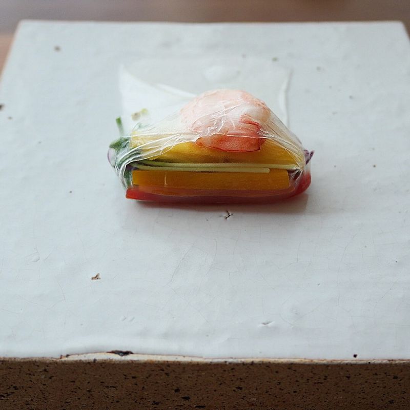 월남쌈의 아랫부분을 재료를 감싸듯이 올려 접고 양옆을 안쪽으로 접어 돌돌 말아주세요.