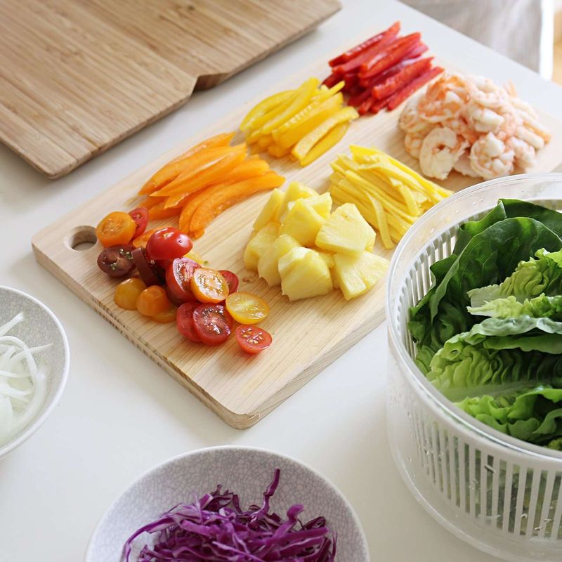 영양부추는 4cm 길이로 썰어주세요. 파프리카, 적양배추, 당근, 깻잎은 4cm 길이로 채를 썰어주세요. 파인애플은 3cm 크기로 잘라주세요. 새우는 끓는 물에 살짝 데쳐주세요. 달걀은 볼에 풀어서 기름을 살짝 두른 팬에 얇게 지단을 부친 후 4cm 길이로 채 썰어주세요.
큰 접시에 손질한 재료를 둘러 담고 소스를 준비해주세요. 라이스페이퍼를 따뜻한 물에 3~5초간 담갔다가 약간 뻣뻣한 느낌이 남아있을 때 양손으로 끝을 잡고 꺼내주세요.