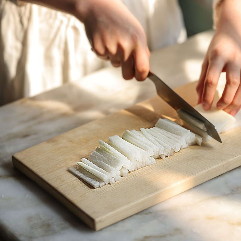 무는 먹기 좋게 채를 썰고, 자투리 무는 강판에 갈아 즙을 내주세요.
표고버섯은 밑동을 뗀 후 먹기 좋은 크기로 자르고, 느타리 버섯은 적당한 크기로 찢어주세요.