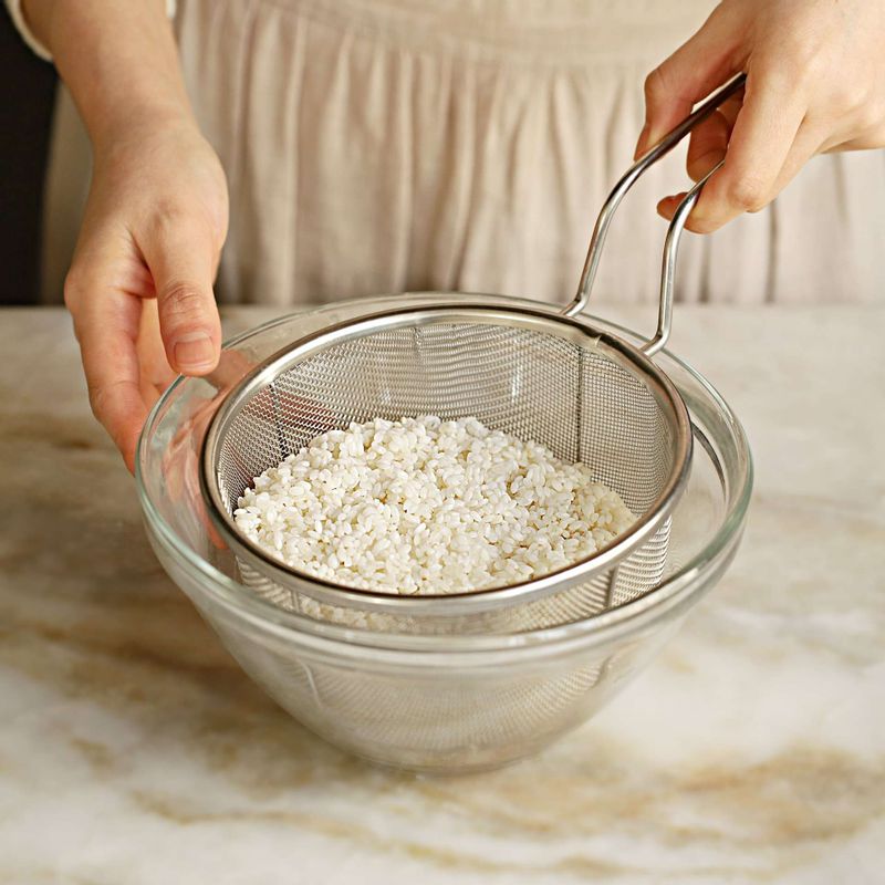 쌀은 씻어 30분 이상 불린 후 체에 밭쳐 물기를 빼주세요.