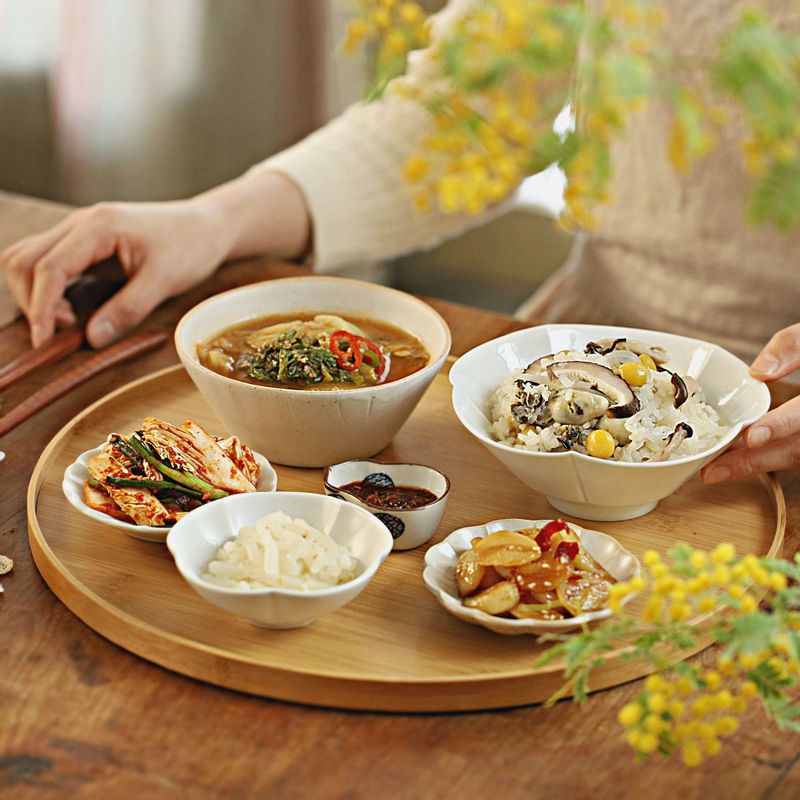 완성된 무굴버섯밥에 양념장을 곁들여 맛있게 즐겨주세요.