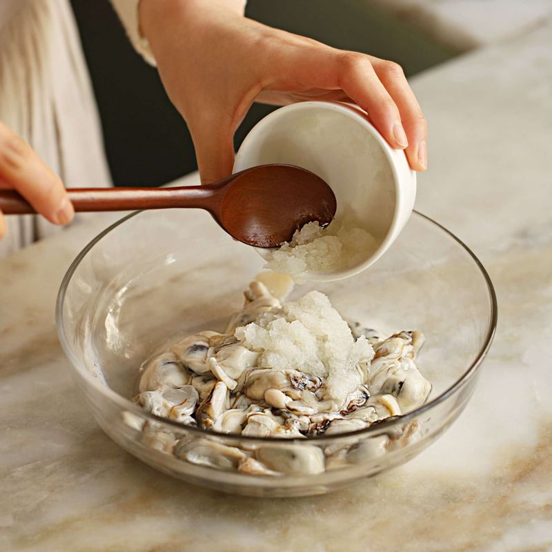 굴은 체에 밭쳐 소금물에 살살 흔들어 씻은 후 무즙에 버무려 5분 정도 두어 비린내를 제거해주세요.