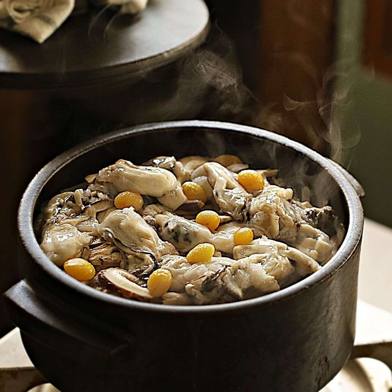 밥이 거의 익었을 때 굴과 은행을 넣고 5분간 더 끓이고 불을 꺼주세요. 5분 정도 뜸을 들여주세요.