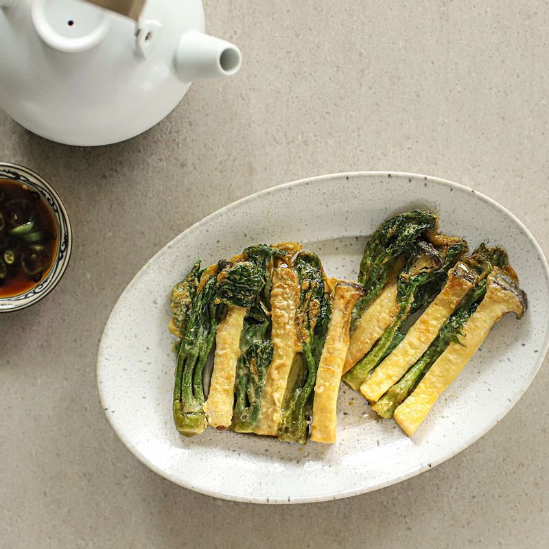 꼬치를 뺀 후 적당한 크기로 자르고, 초간장 재료를 모두 섞어 초간장을 곁들여 맛있게 즐겨주세요.