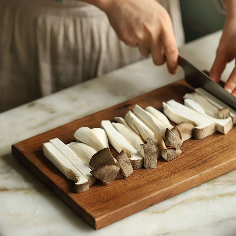 새송이버섯은 밑동을 자르고 이등분 한 후 두릅과 비슷한 두께로 잘라주세요.