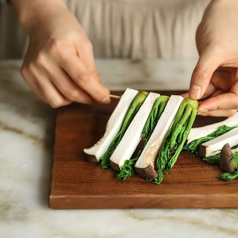 꼬치에 두릅과 새송이버섯을 번갈아 끼우고 부침가루 - 달걀물을 묻혀주세요.