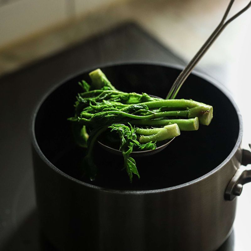 끓는 물에 소금을 넣어 30초 정도 데친 후 찬물에 담가주세요.
(두릅은 아린맛이 날 수 있기 때문에 한번 데쳐서 먹는 것이 좋고, 데친 후 속까지 완전히 식혀야 색이 변하지 않아요.)