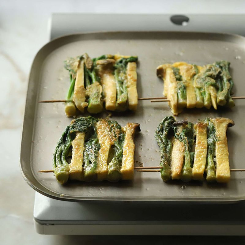 달군팬에 식용유를 넉넉히 두른 후 중약불에서 앞뒤로 노릇하게 부쳐주세요.