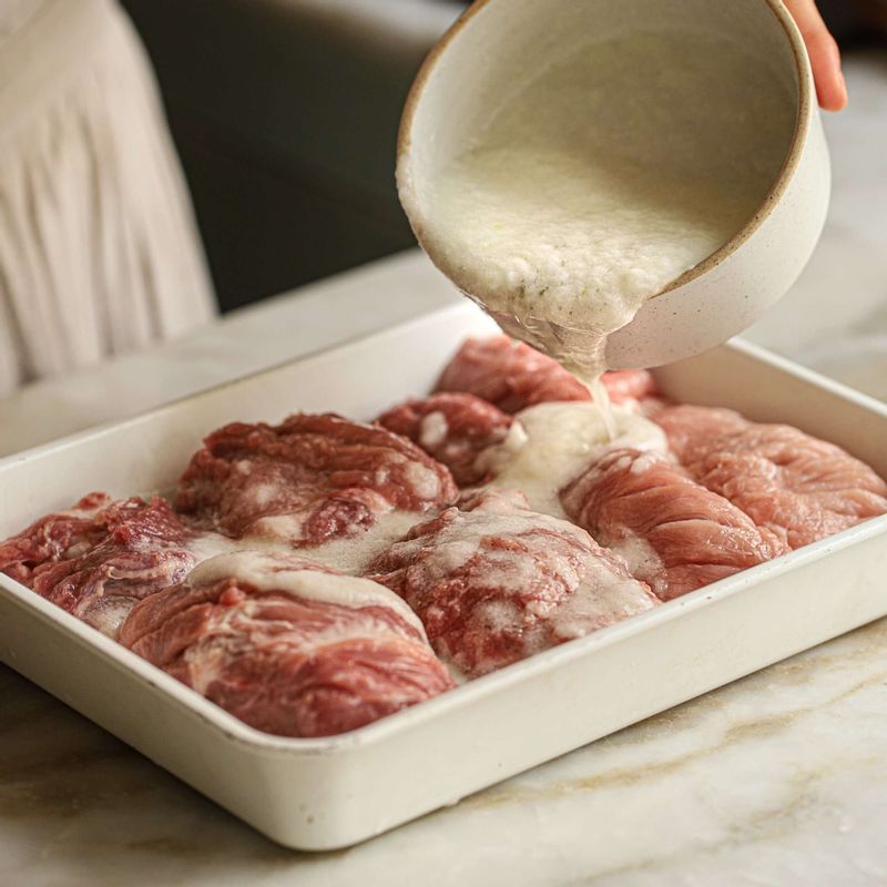 손질한 돼지갈비에 양념장을 넣고 냉장고에 넣어 2시간이상 재워주세요.
(냉장고에 넣고 하루 정도 숙성시키면 양념도 잘 배고 고기도 더 연해진답니다.)