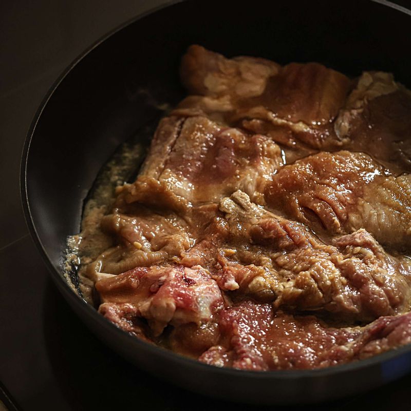 달군 팬에 돼지갈비를 얹고 앞뒤로 노릇하게 구워주세요.