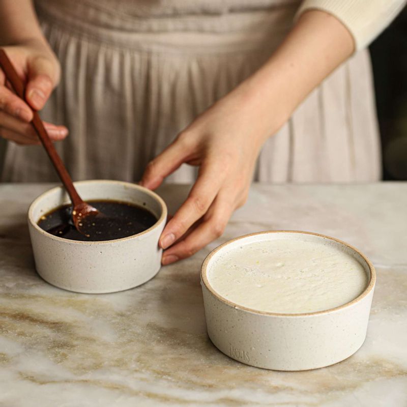 믹서기에 양념재료의 양파, 배, 마늘, 대파(흰부분), 물을 넣어 갈고 볼에 나머지 양념 재료를 넣고 섞어 양념장을 만들어주세요.