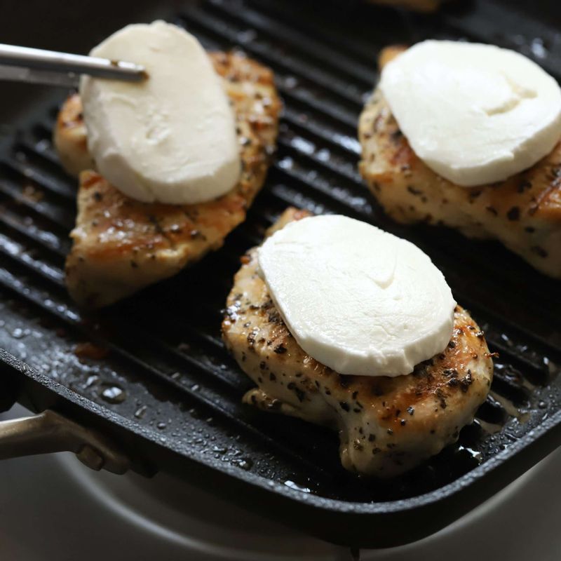 모짜렐라 치즈를 얹어 뚜껑을 덮고 3분 정도 치즈가 녹을 때까지 익혀주세요.