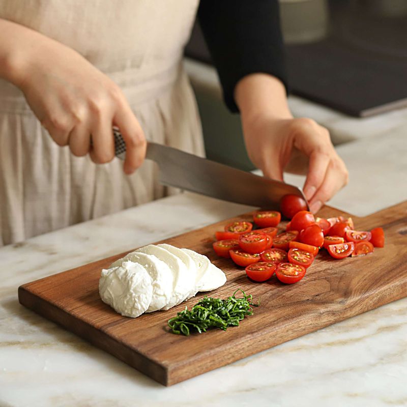 생모짜렐라 치즈는 1.5cm 두께로 자르고, 방울토마토는 2~4등분으로 잘라주세요. 바질잎은 가늘게 채썰어주세요.