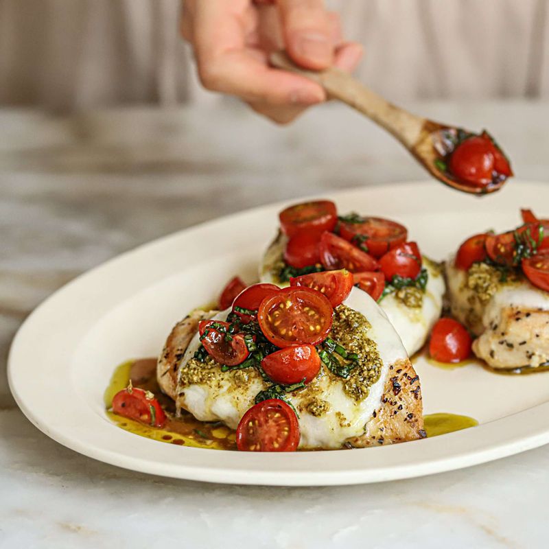 토마토마리네이드를 올려 적당한 크기로 잘라 맛있게즐겨주세요.