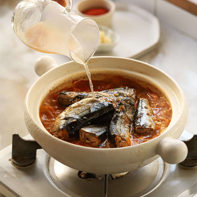 꽁치와 (꽁치통조림 국물 1/2컵), 양념재료를 넣어 중약불에서 7분 정도 끓여주세요.(김치의 염도에 따라 약간의 김칫국물을 가감해서 간을 조절해주세요.)