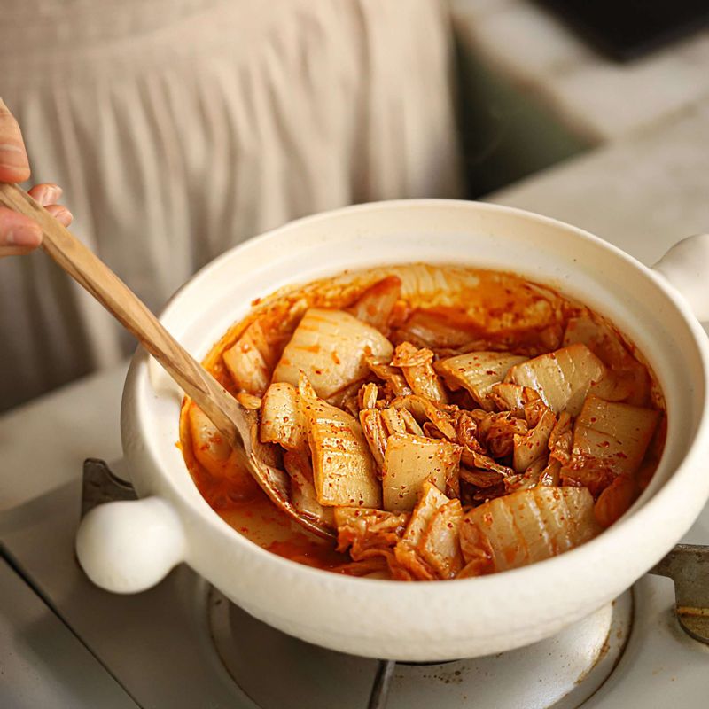 달군 냄비에 기름을 두르고 배추김치를 넣어 중간불에서 3분 정도 볶아주세요.