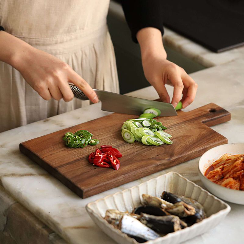 꽁치는 체에 밭쳐 국물을 빼서 준비하고 배추김치는 한입 크기로 썰고 대파와 청고추, 홍고추는 어슷하게 썰어주세요.
(tip 기호에 따라 꽁치통조림 국물을 1/2컵 정도를 꽁치와 함께 넣어 주면 감칠맛을 더 할 수 있어요.)