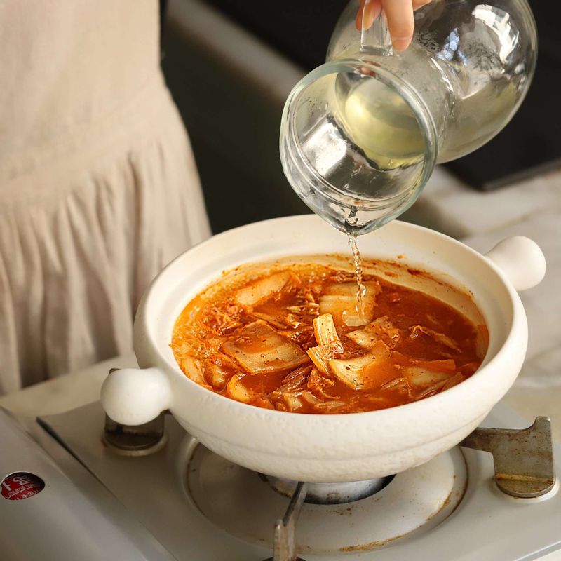 멸치다시마육수를 넣어 10분 정도 강불에서 끓여주세요.(김치가 너무 익어 신맛이 강할때는 설탕 1/2큰술을 넣어주세요.)