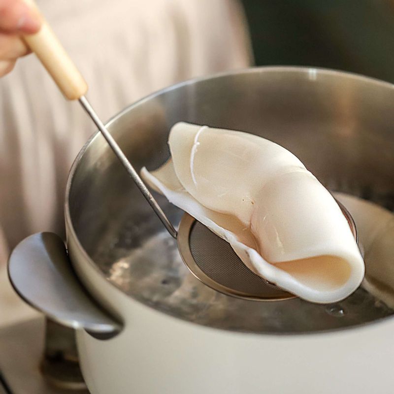 오징어는 껍질을 벗기고 끓는 물에 약간의 소금을 넣어 1분 정도 데친 후 먹기 좋은 크기로 잘라주세요.