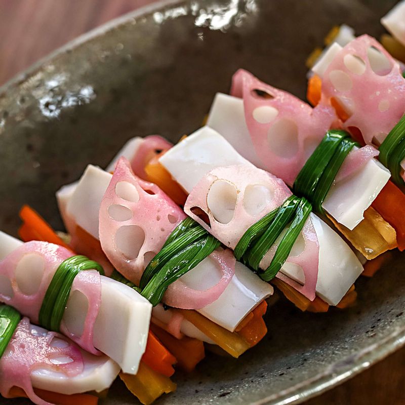 접시에 미나리강회를 담고 초고추장과 함께 곁들여 주세요.