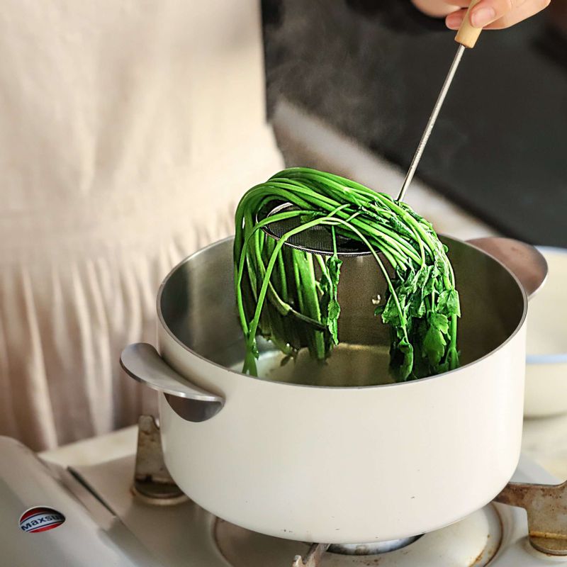 미나리는 끓는 물에 소금을 약간 넣고 살짝 데친 후 찬물에 식혀 물기를 꼭 짜주세요. 파프리카는 6센치 길이로 채를 썰어주세요.