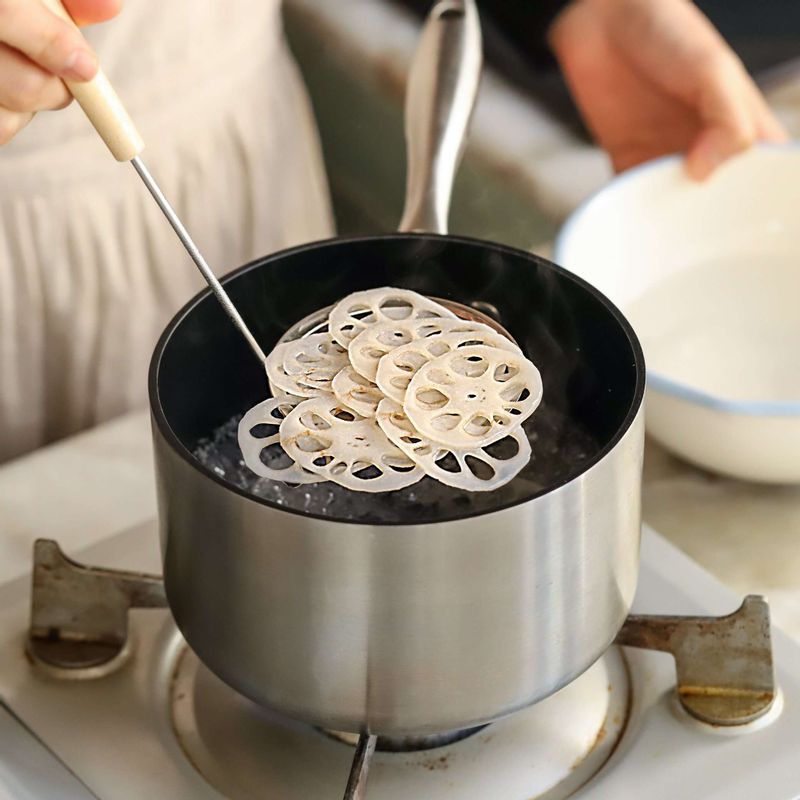 연근은 껍질을 벗기고 얇게 슬라이스 한 후 끓는물에 살짝 데치고 찬물에 식혀 물기를 빼주세요. 비트를 잘게 썰어 단촛물에 넣어 섞고 데친 연근을 15분 정도 담가 분홍색 물을 들여주세요.