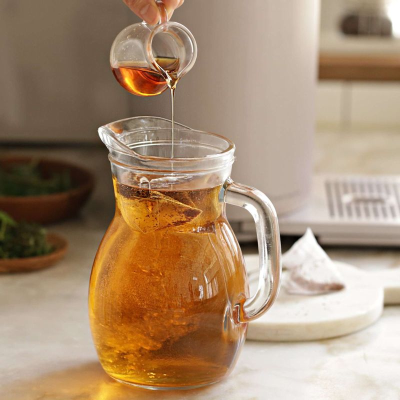 큰 유리잔에 뜨거운물과 루이보스 티백, 메이플 시럽을 넣어 3~4분 정도 우린 후 식혀주세요.
(티백을 먼저 넣고 물을 붓게 되면, 티백의 공기로 인해 수면위로 떠올라 제대로 우러나지 않고, 떫은맛이 강하게 날 수 있어요. 물의 온도는 70-80℃)