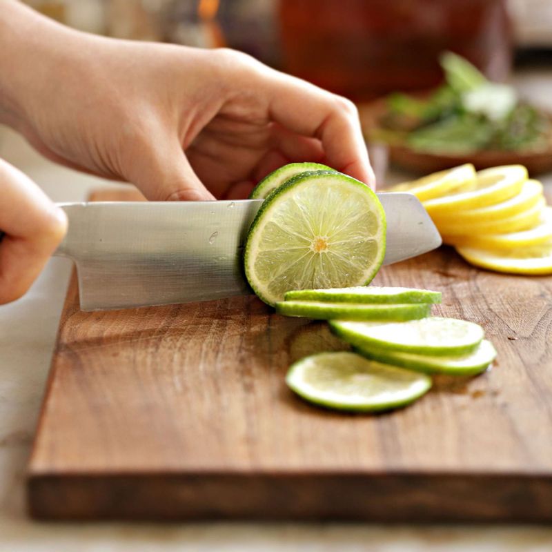 라임과 레몬은 얇게 링모양으로 슬라이스 해주세요.