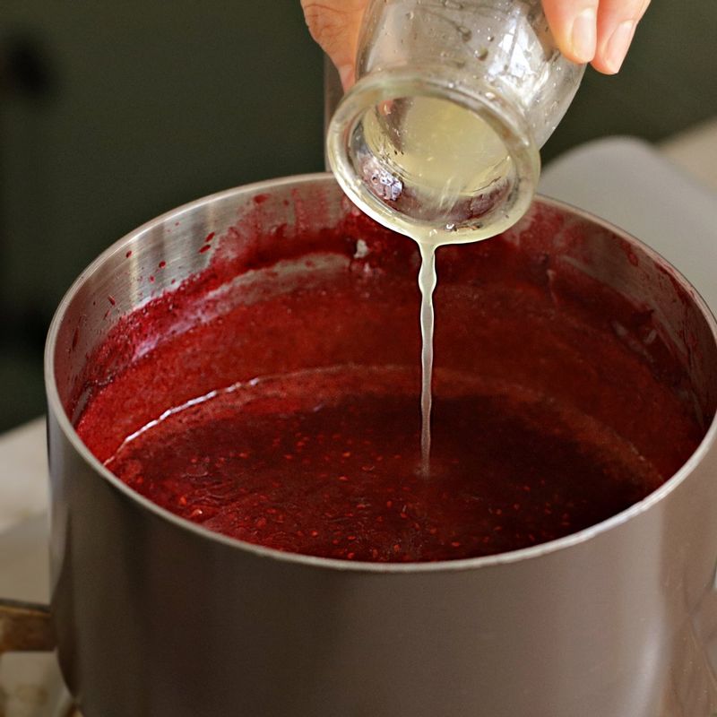 농도가 날 때까지 끓인 후 마지막에 레몬즙을 넣어 차갑게 식혀주세요.