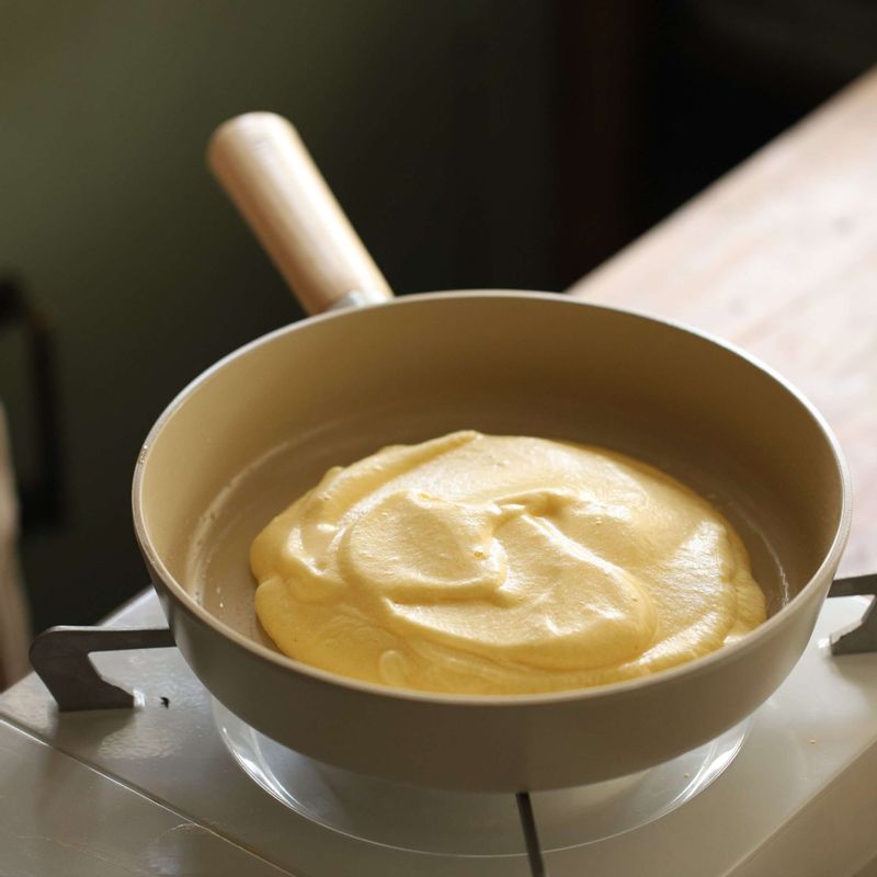 달군 팬에 버터를 두른 후 머랭반죽을 얹어주세요. 뚜껑을 닫은 후 약불에서 5분 정도 익혀주세요.