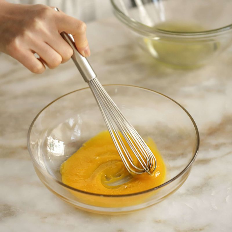 달걀은 흰자와 노른자를 따로 분리하여 노른자에 소금을 넣어 섞어주세요.