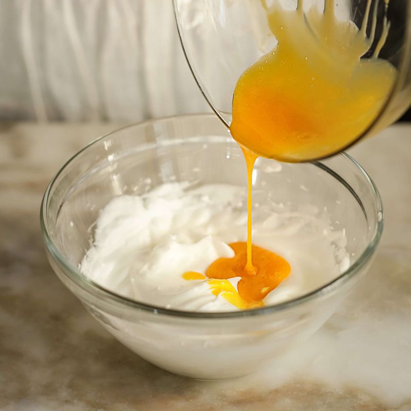 흰자 머랭에 노른자를 가볍게 섞어주세요.