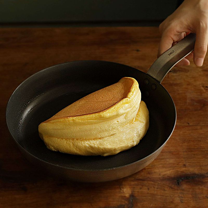 반으로 접은 후 옆면을 살짝 익혀주세요. 구운야채나 매쉬드 포테이토, 메이플 시럽 등을 곁들여 드시면 더 맛있게 드실 수 있어요.